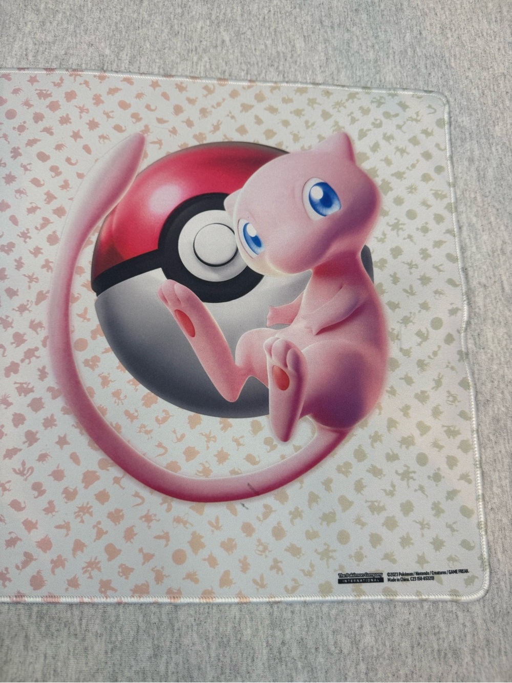 Pokémon TCG Scarlet & Violet—151 Ultra-Premium Collection Mew Playmat - Picture 2 of 3